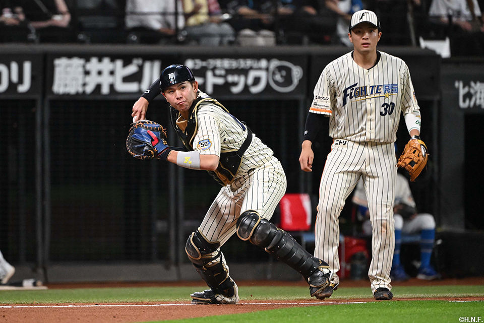 6回表、犠打を処理する清水選手01