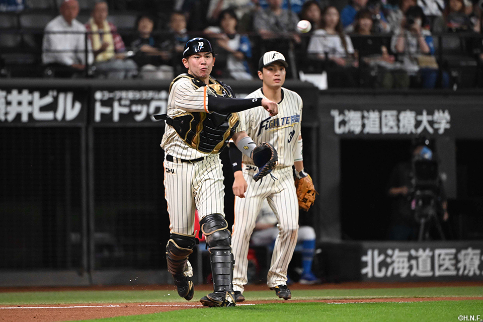 6回表、犠打を処理する清水選手02