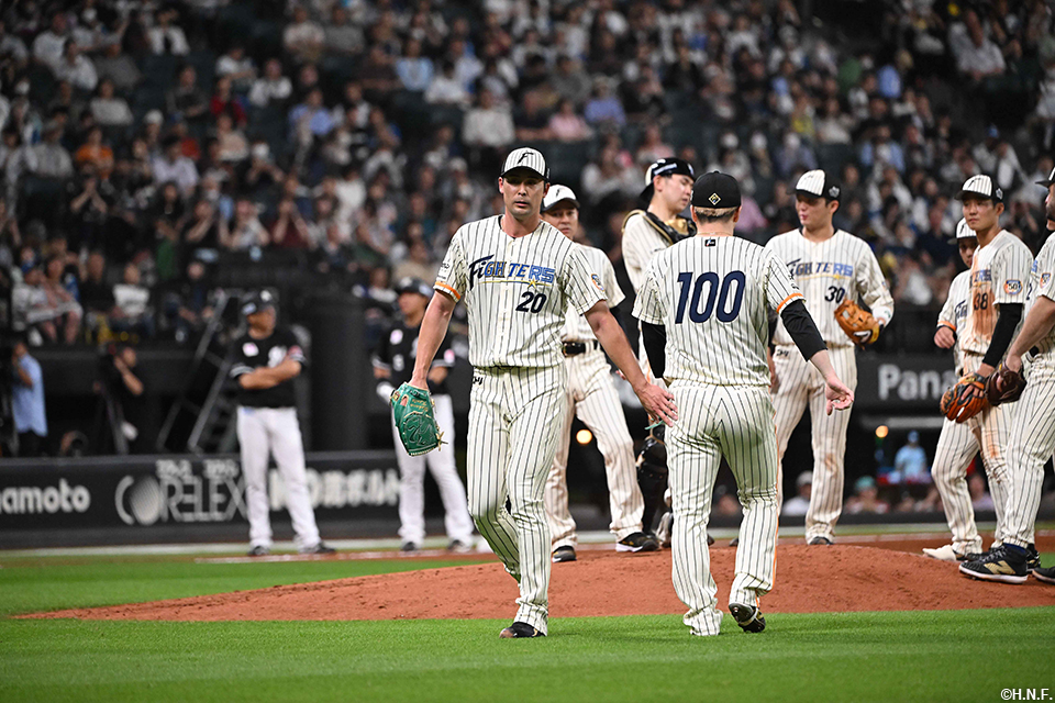 6回表、降板する上原投手