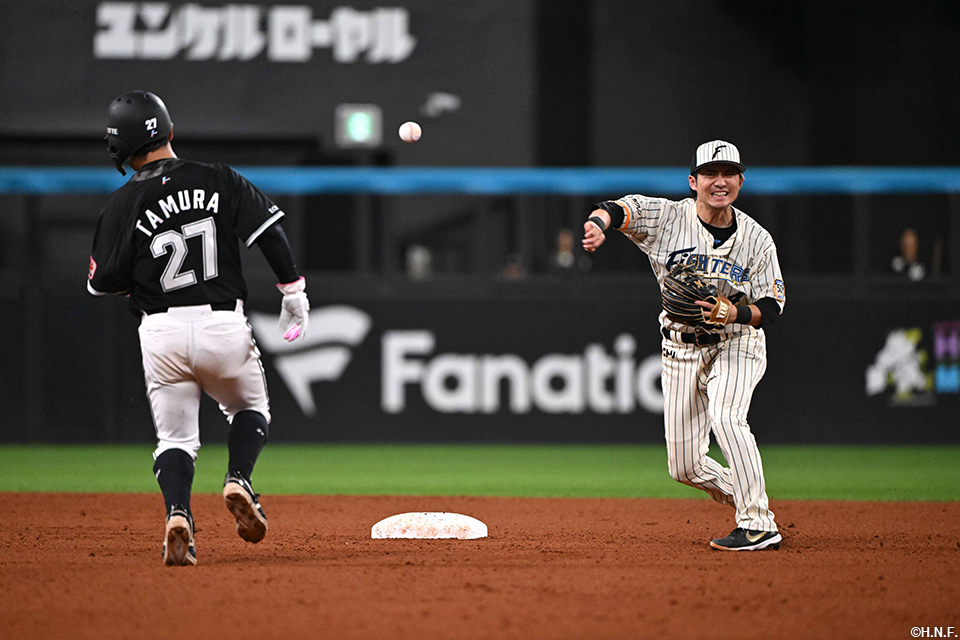 6回表、併殺を完成させる上川畑選手01