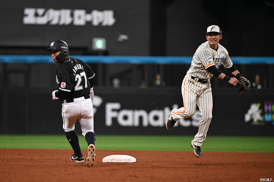 6回表、併殺を完成させる上川畑選手02