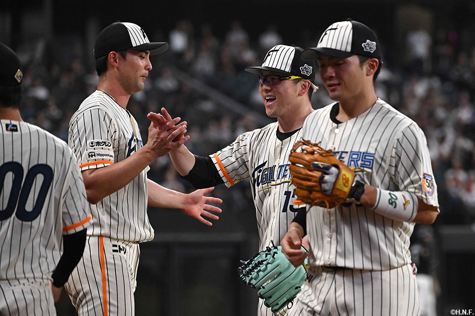 6回表を抑えた生田目投手を迎える上原投手