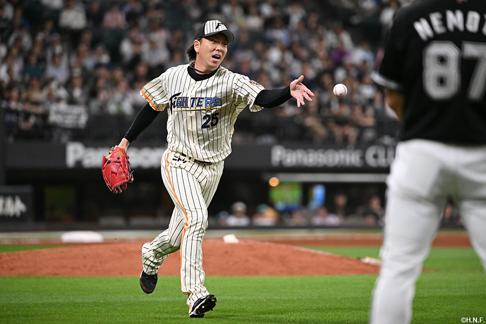 7回表、一塁へトスする宮西投手