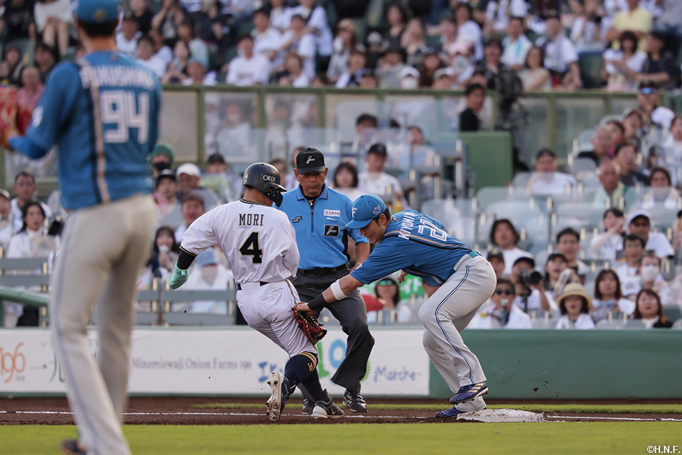 1回裏、田宮選手からの牽制でアウトにする清宮選手