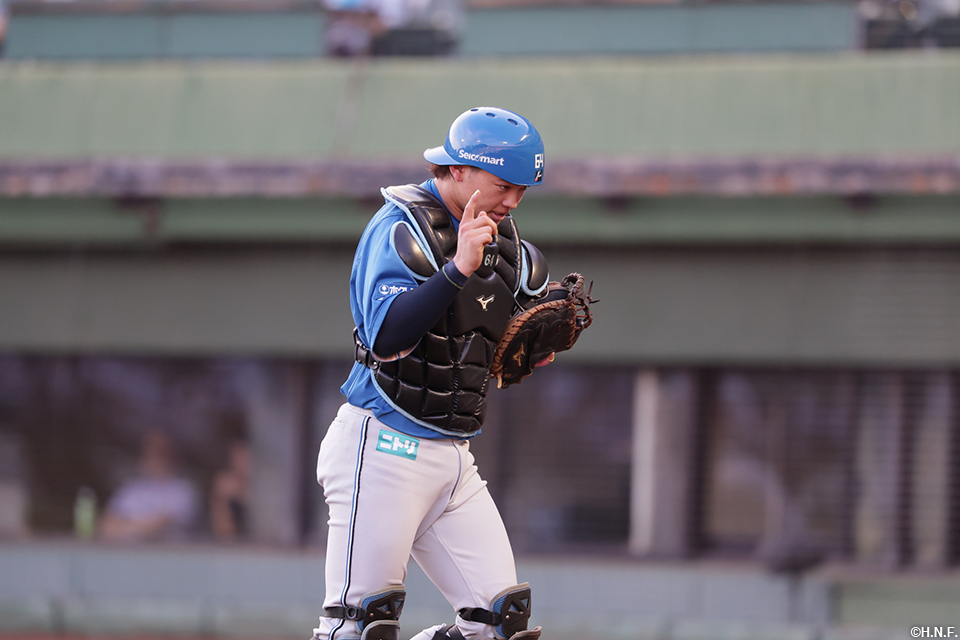 1回裏、一塁走者を牽制でアウトにした田宮選手