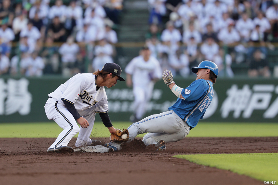 2回表、盗塁をきめる田宮選手