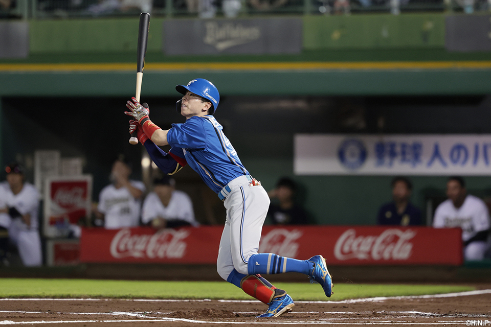 6回表、三塁打を放つ五十幡選手01