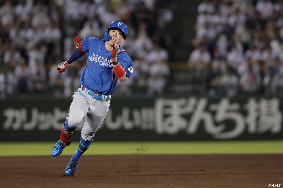 6回表、三塁打を放つ五十幡選手02