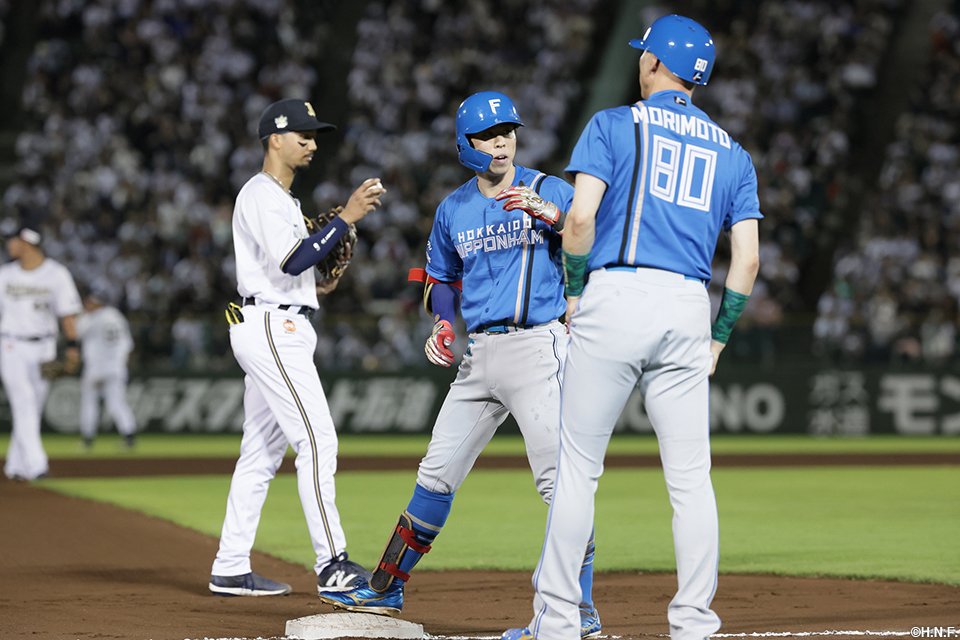 6回表、三塁打を放つ五十幡選手03