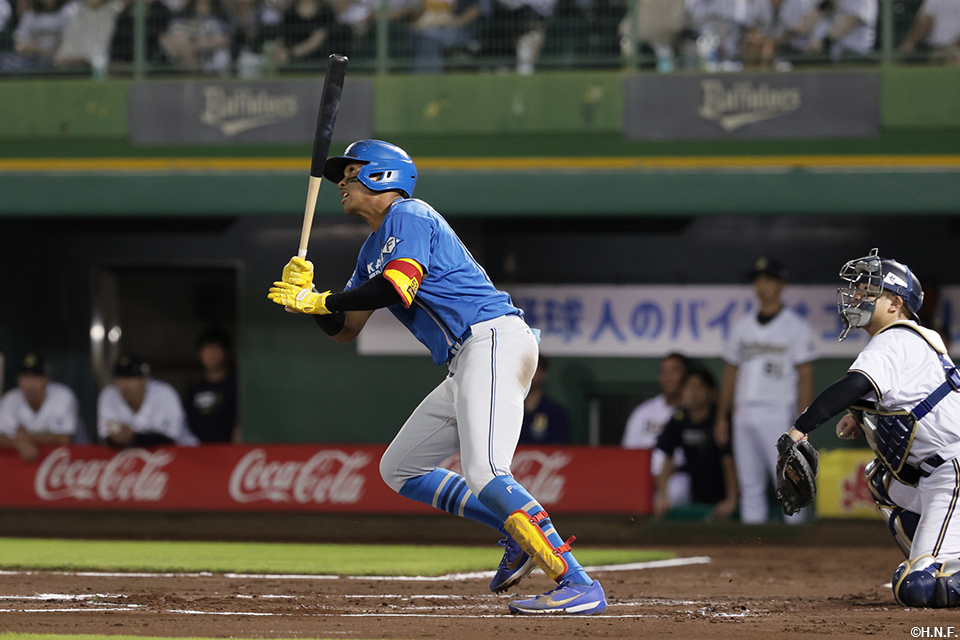 6回表、打点をあげる内野ゴロを放つ水谷選手