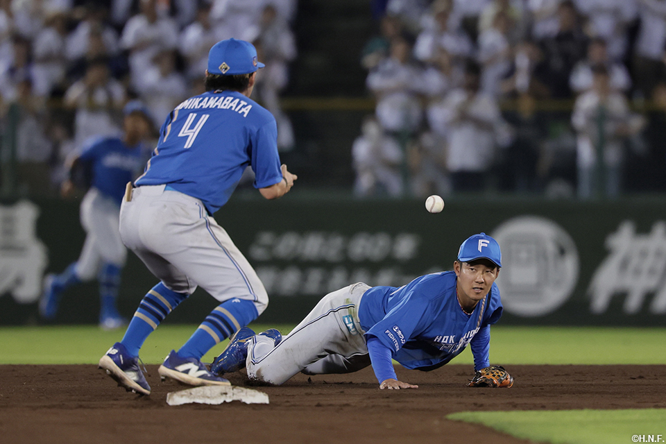 6回裏、併殺を完成させる石井選手と上川畑選手