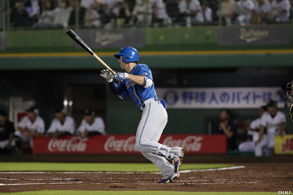 7回表、ライトへヒットを放つ松本剛選手01