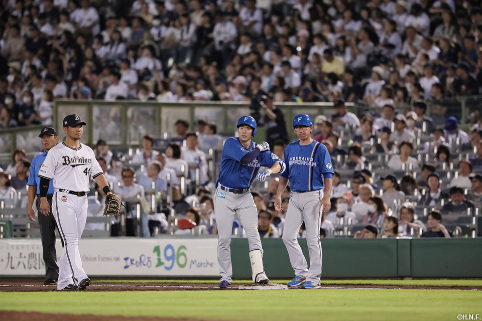 7回表、ライトへヒットを放つ松本剛選手02