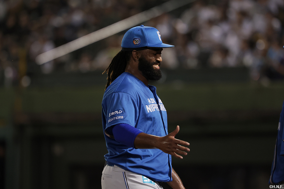 7回裏を三者凡退に抑えたザバラ投手