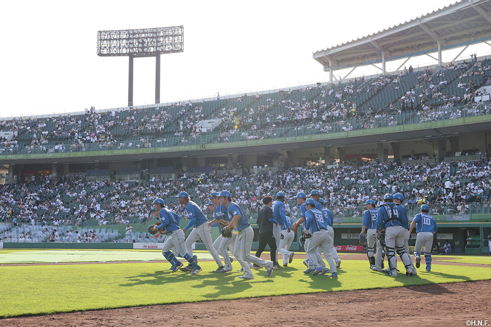 試合前、シートノックへ向かう選手たち
