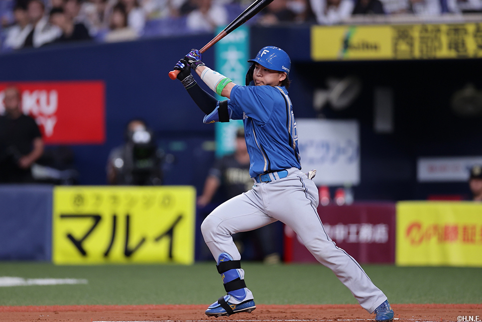 2回表、レフトへヒットを放つ田宮選手