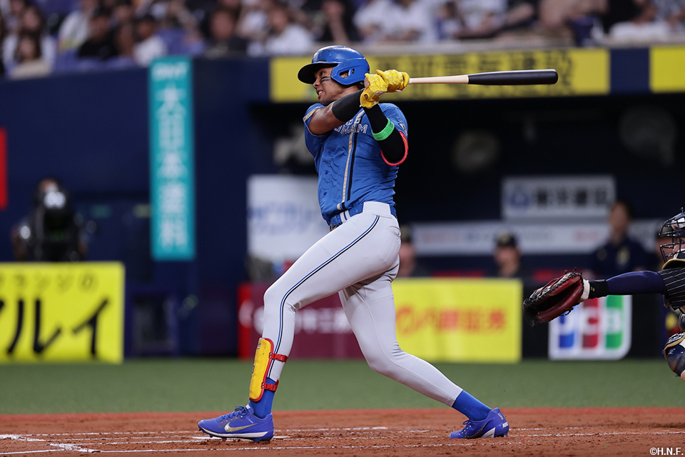 4回表、レフトへヒットを放つ水谷選手