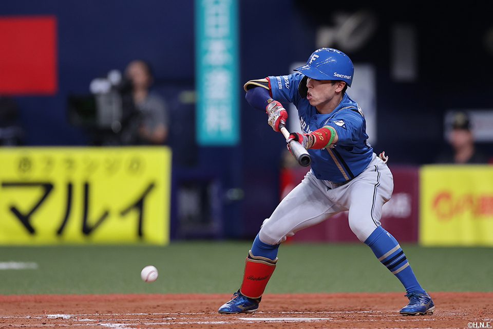 5回表、スクイズを決める五十幡選手