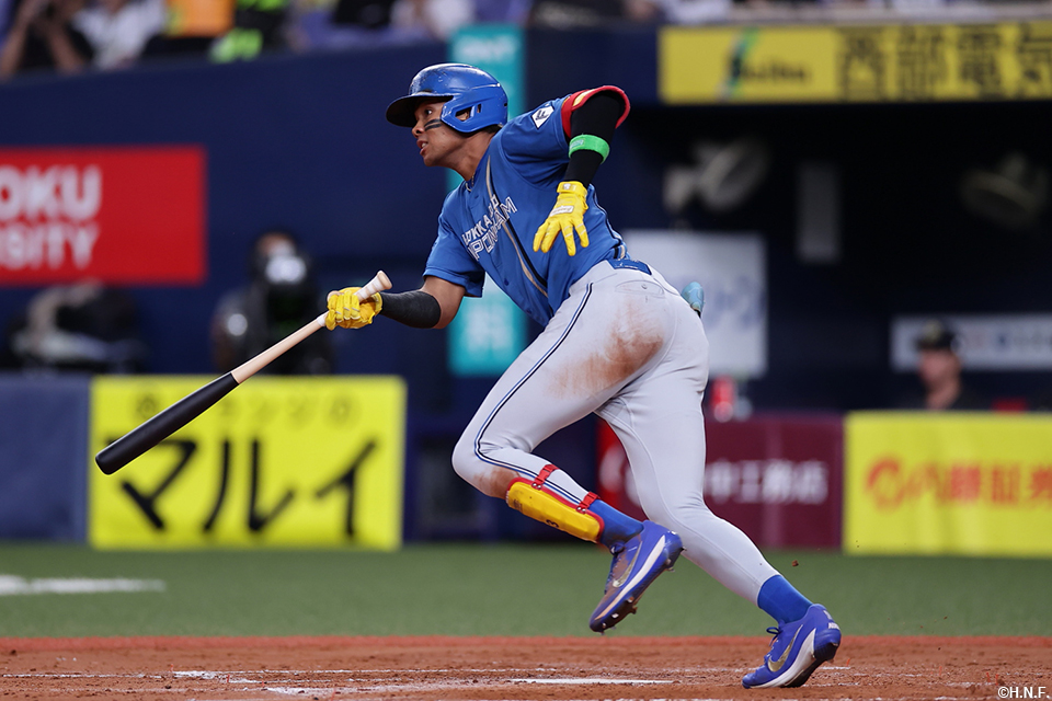 5回表、センターへ適時打を放つ水谷選手01