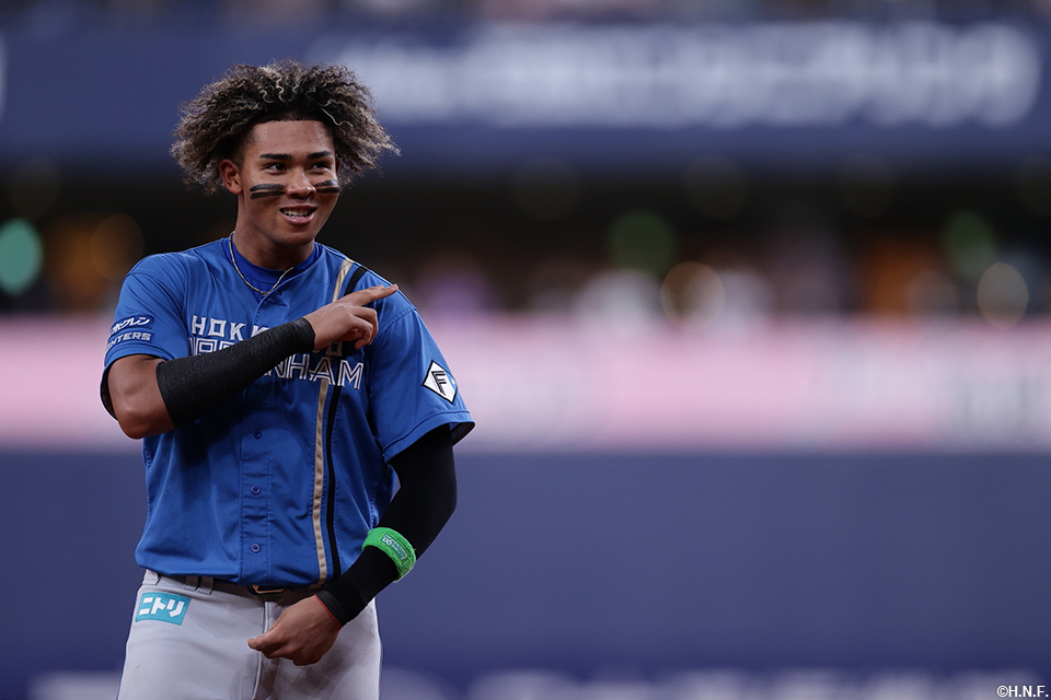 5回表、センターへ適時打を放つ水谷選手02