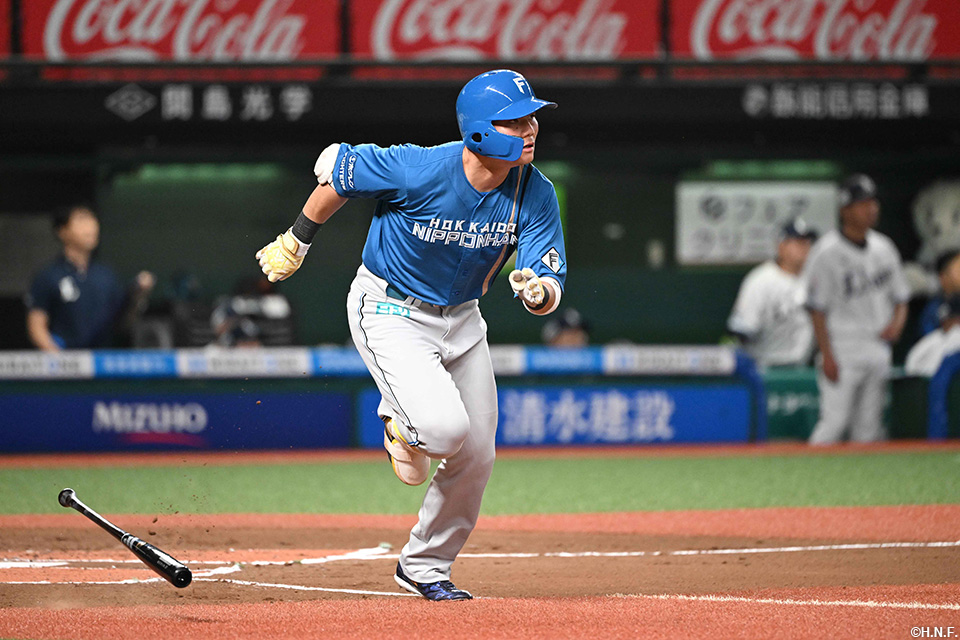 1回表、ライトへ二塁打を放つ清宮選手