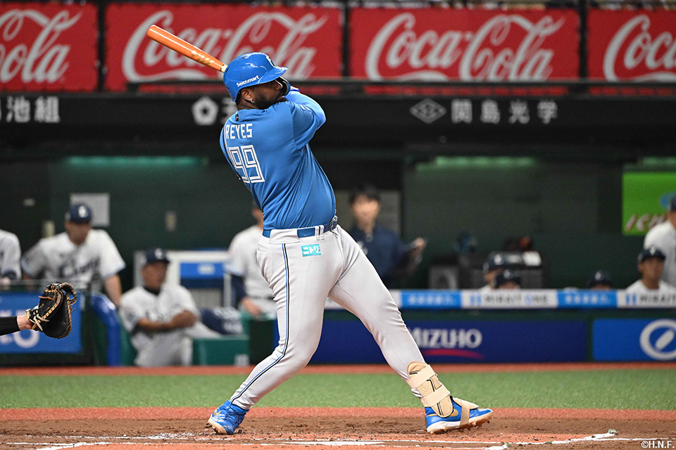 1回表、センターへヒットを放つレイエス選手