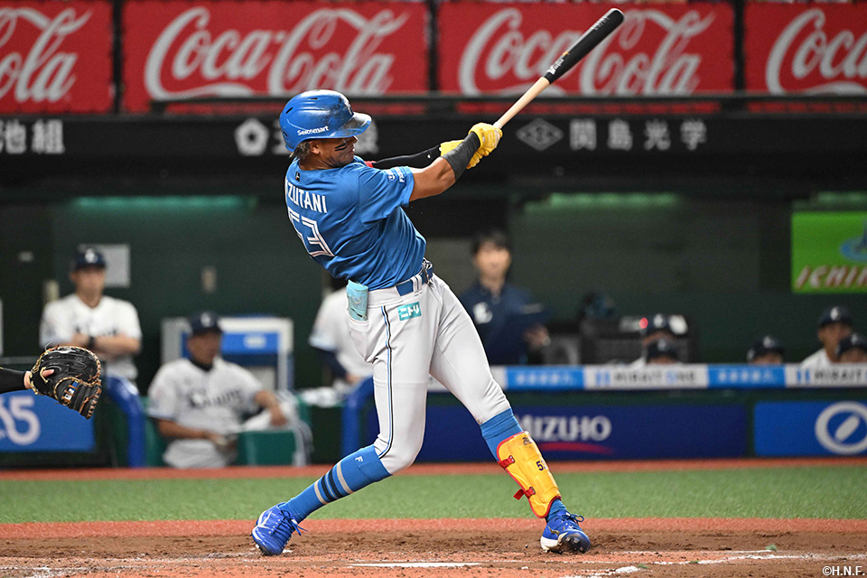 3回表、レフトへヒットを放つ水谷選手