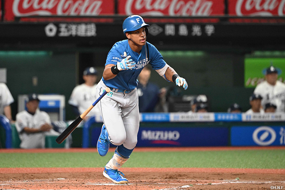 3回表、レフトへヒットを放つ水谷選手