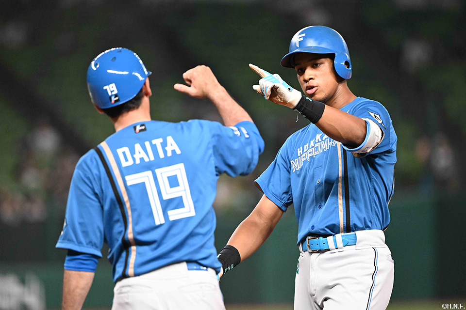 3回表、ライトへヒットを放つ万波選手02