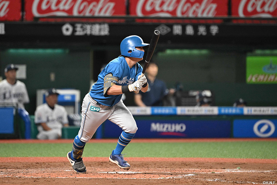 4回表、ライトへヒットを放つ上川畑選手