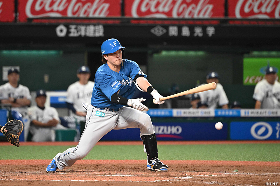 4回表、三塁走者を返す伏見選手