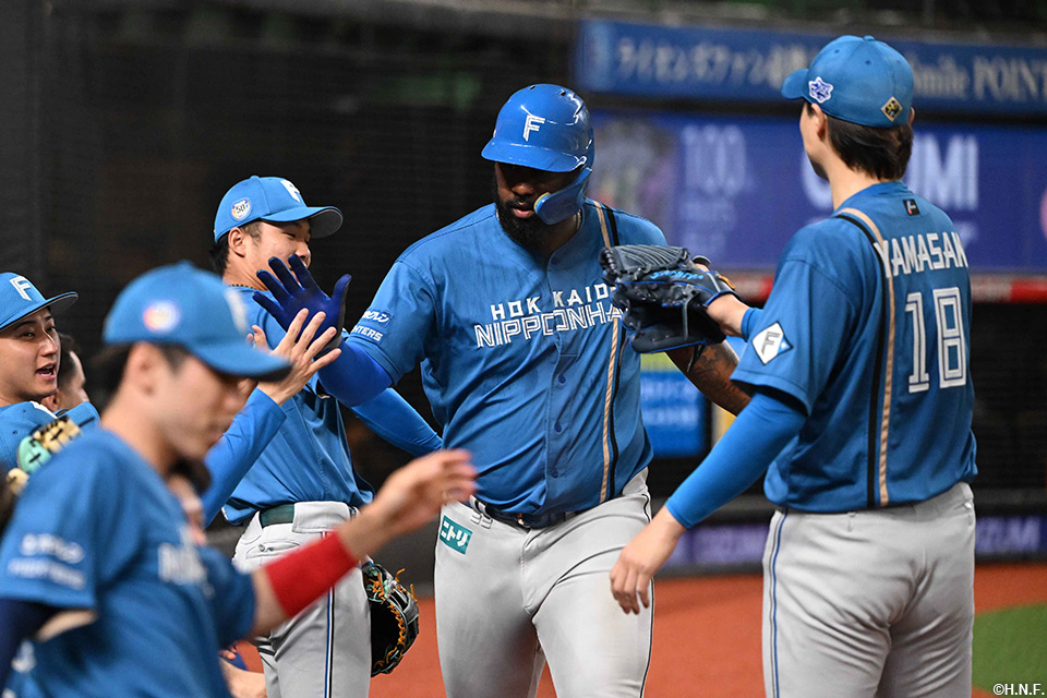 4回表、生還したレイエス選手