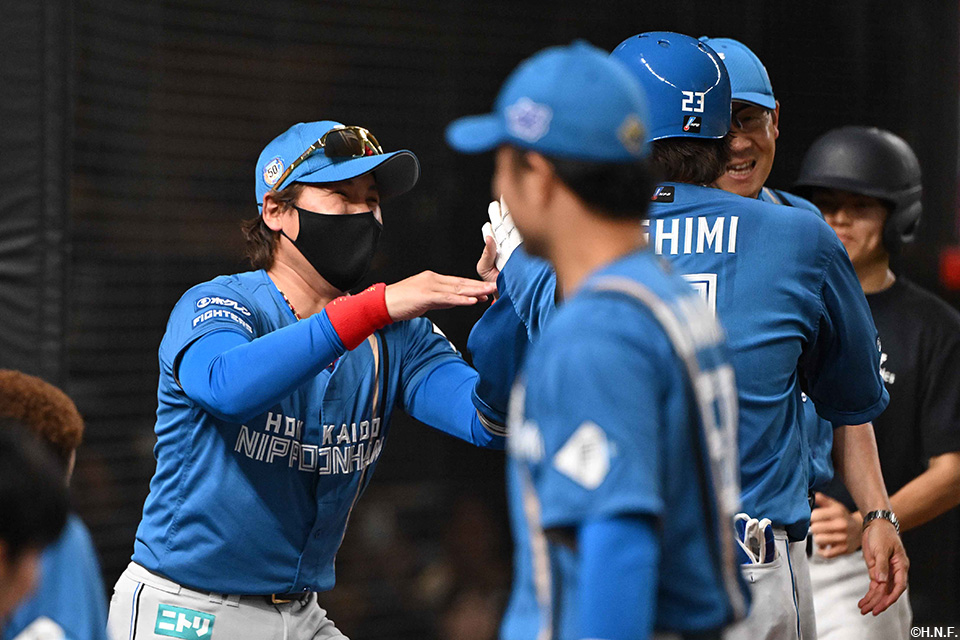 4回表、伏見選手を出迎える新庄監督