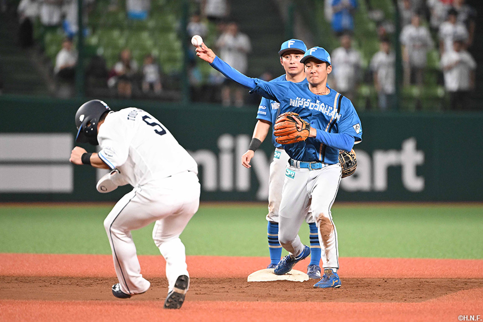 4回裏、好守をみせる石井選手