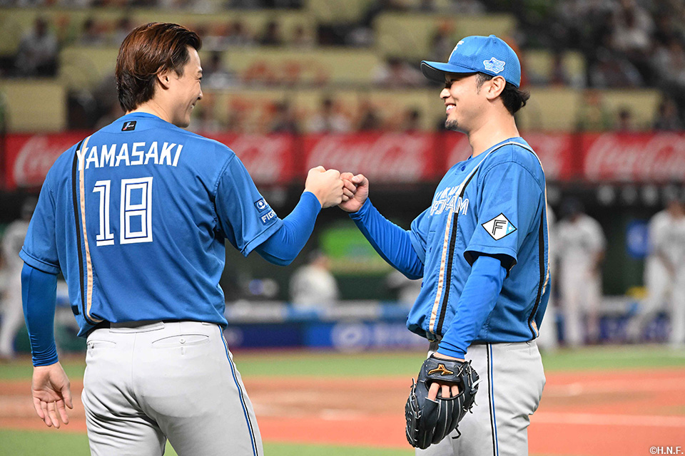 7回裏を抑えた池田投手とベンチで迎える山﨑福投手