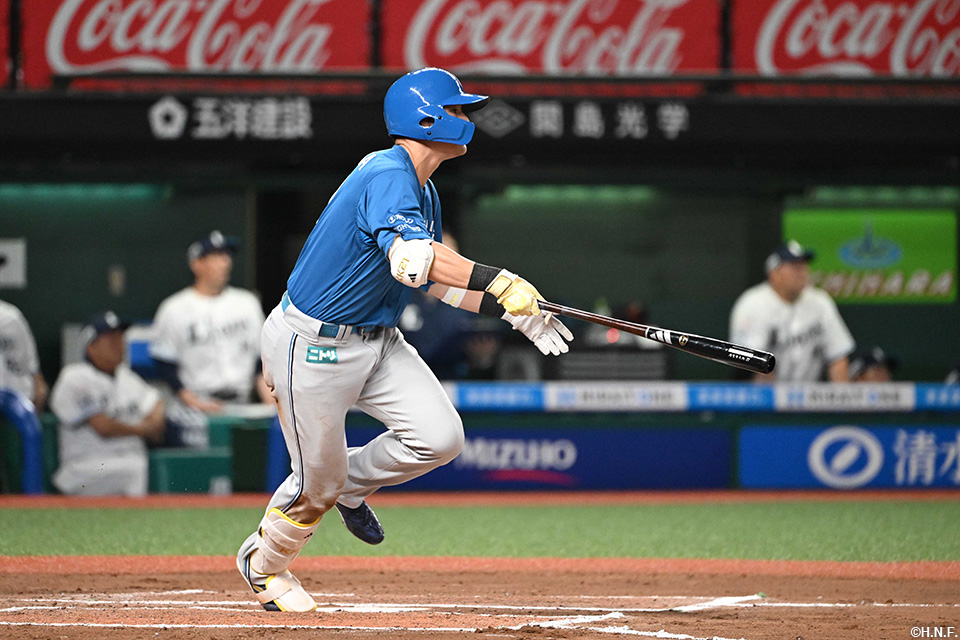 10回表、センターへ今季第一号の本塁打を放つ清宮選手01
