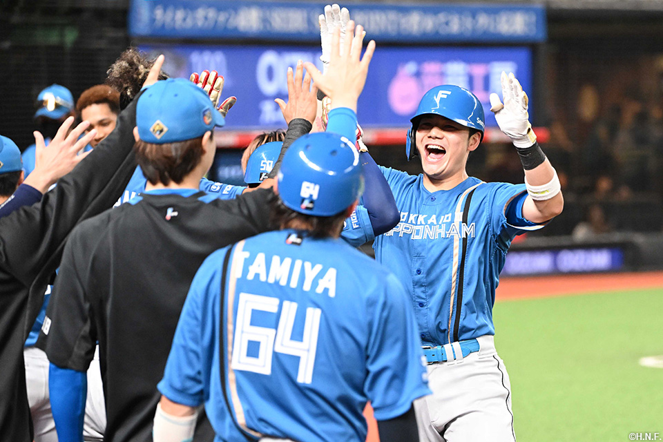 10回表、センターへ今季第一号の本塁打を放つ清宮選手02