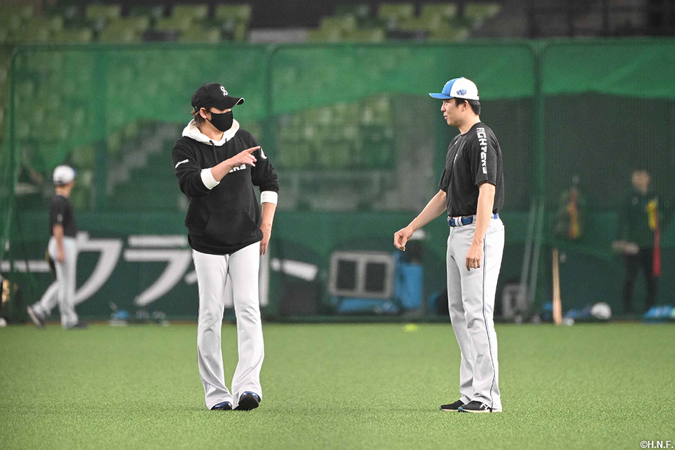 試合前、新庄監督と会話する田中正投手