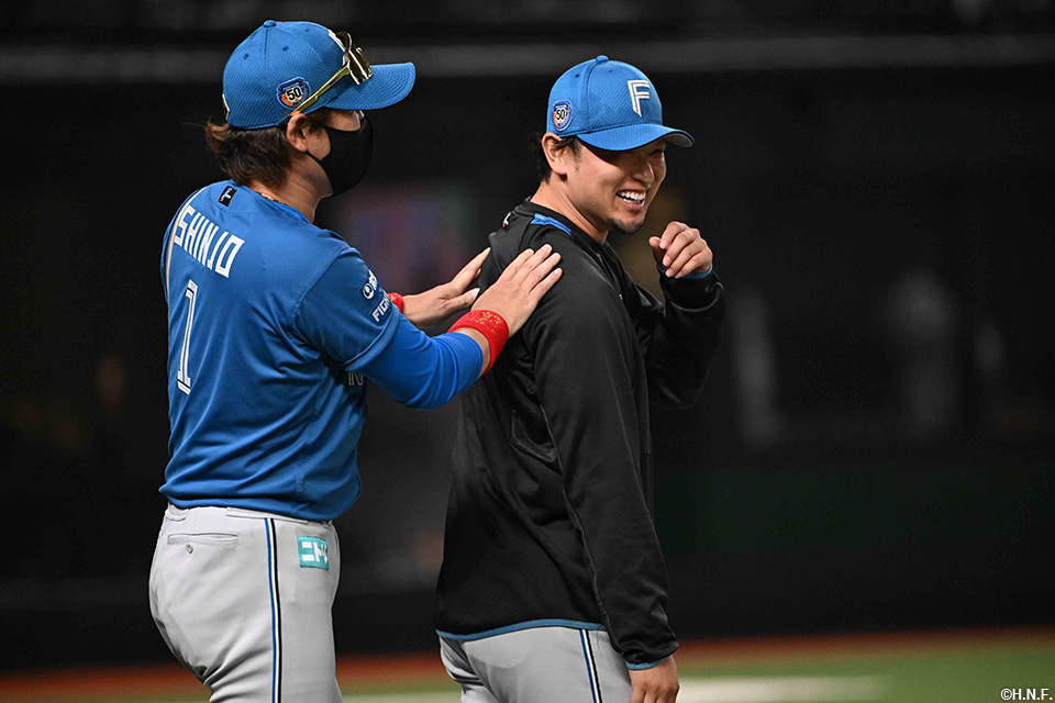 試合後、新庄監督と池田投手