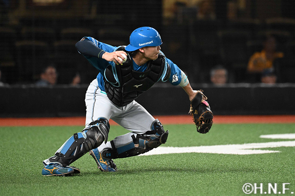 2回裏、本塁へ送球する田宮選手