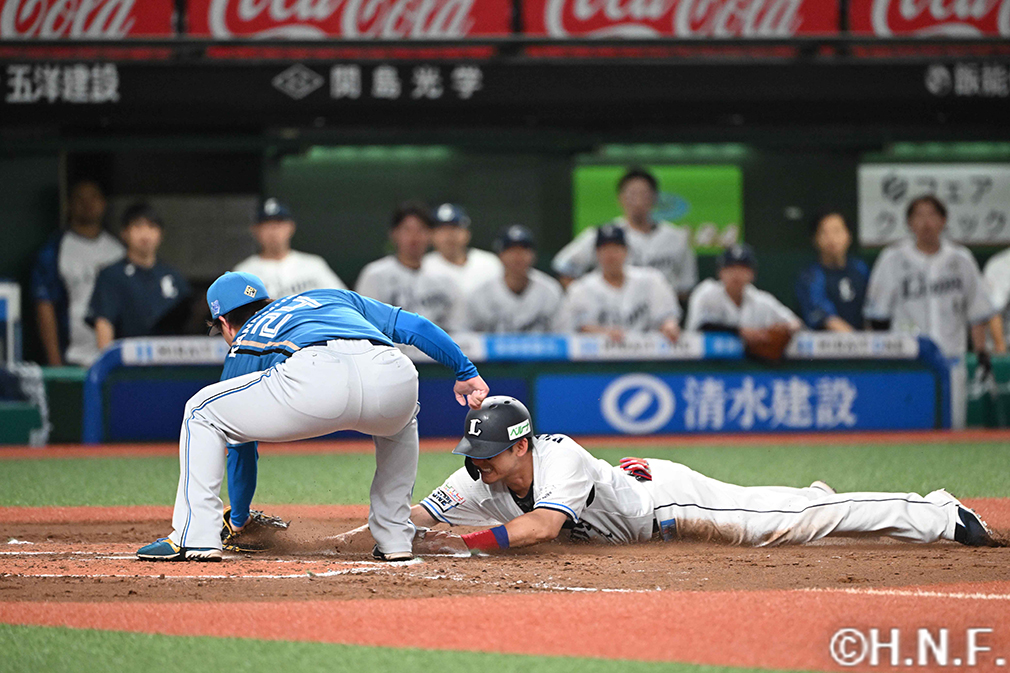 2回裏、三塁走者をアウトにする金村投手