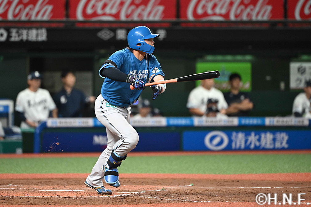 4回表、センターへヒットを放つ田宮選手