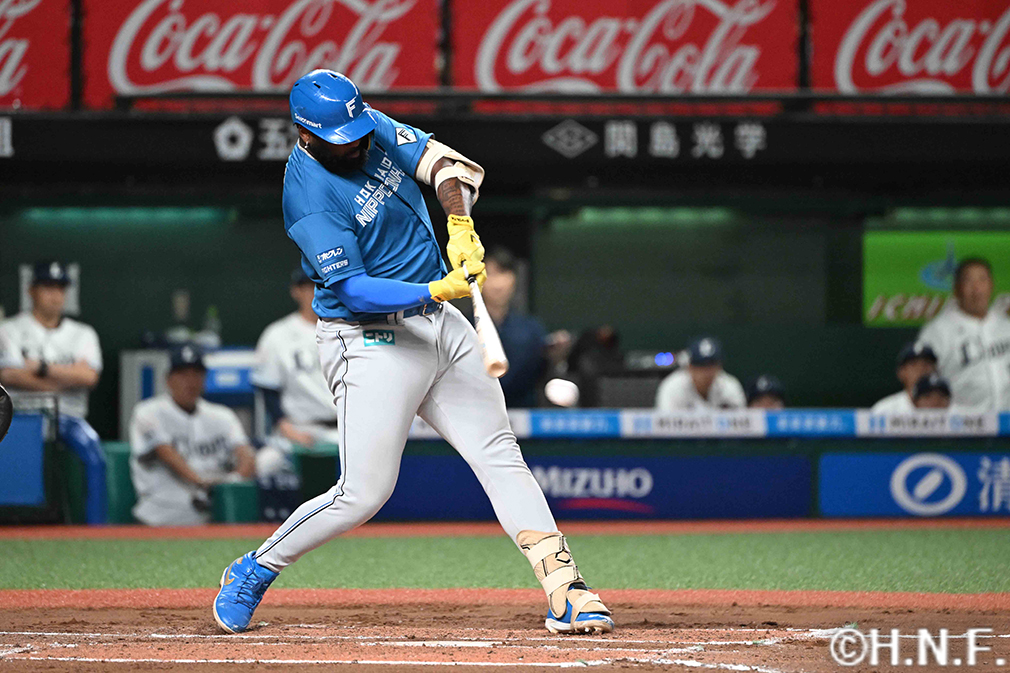 7回表、ショートへ内野安打を放つレイエス選手01