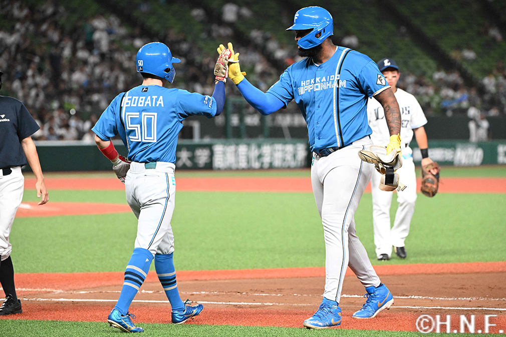 7回表、ショートへ内野安打を放つレイエス選手02