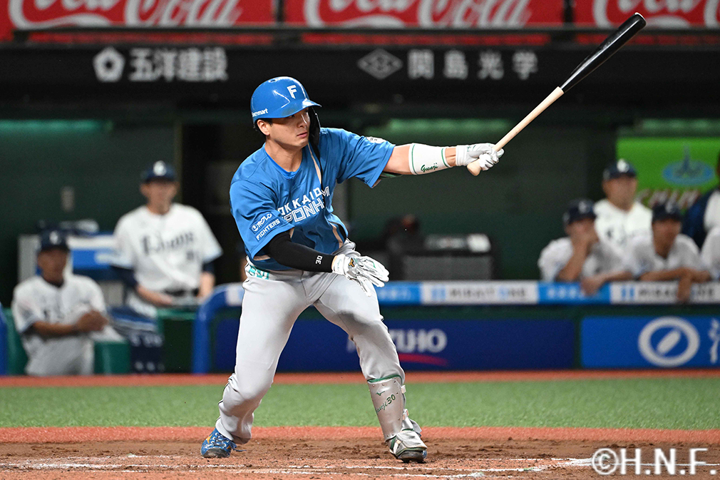 7回裏、同点となる犠牲フライを放つ郡司選手