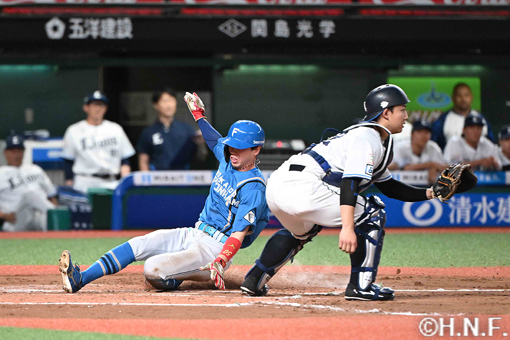 7回裏、本塁へ生還する五十幡選手