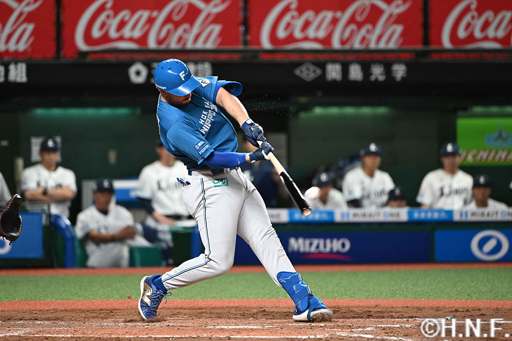 8回裏、レフトへ勝ち越しの3ランを放つマルティネス選手01