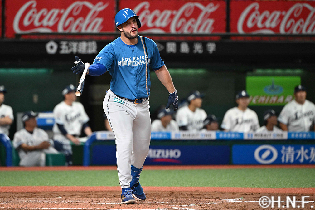 8回裏、レフトへ勝ち越しの3ランを放つマルティネス選手02