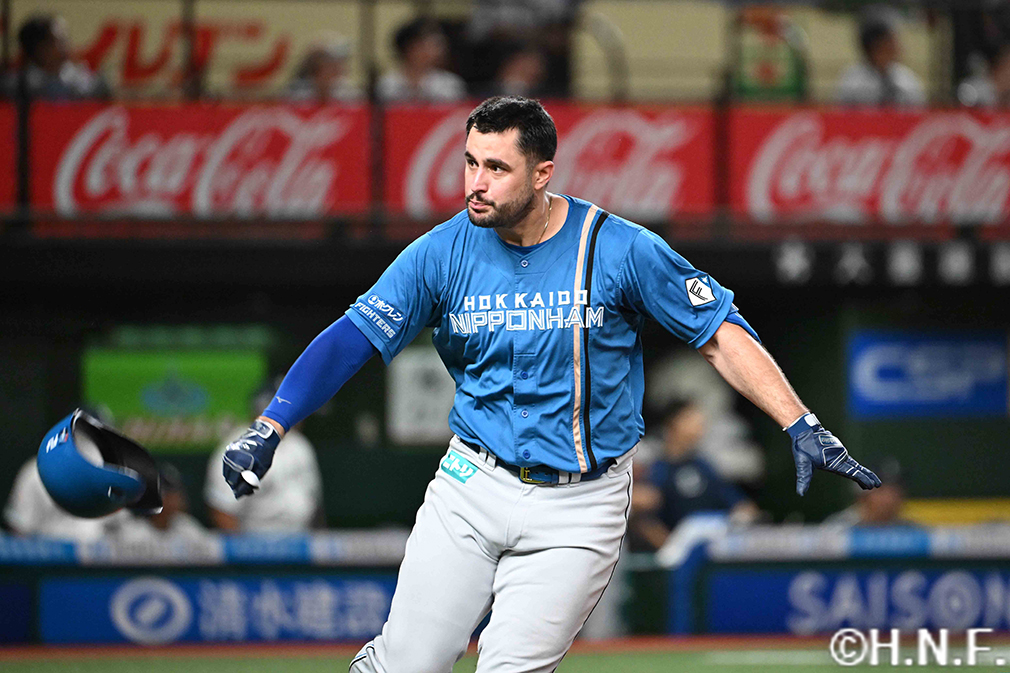 8回裏、レフトへ勝ち越しの3ランを放つマルティネス選手03