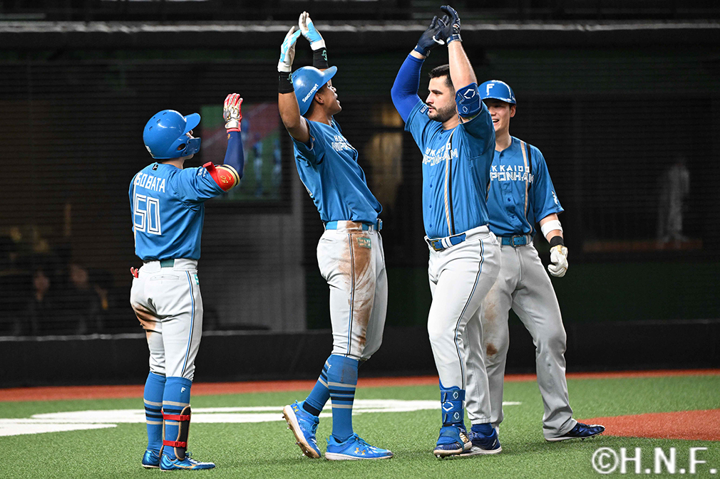 8回裏、レフトへ勝ち越しの3ランを放つマルティネス選手04